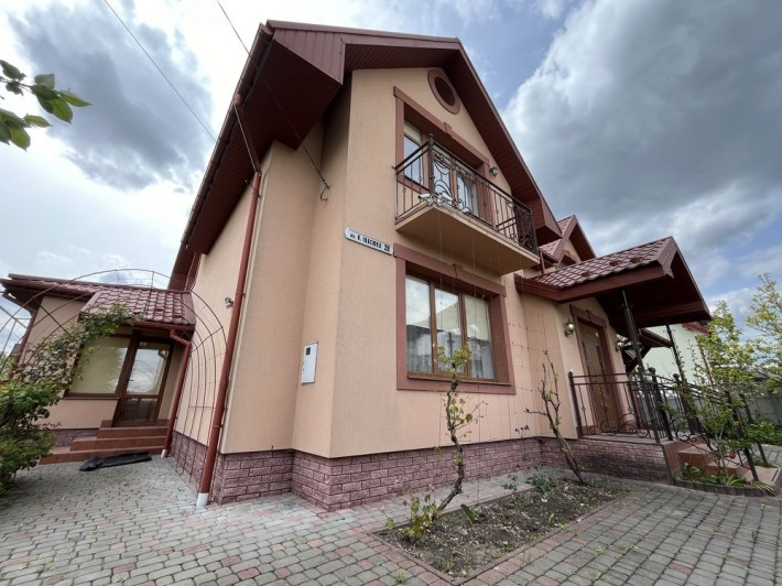 Продається будинок пл. 244 м2 в передмісті Івано-Франківська - фото 1