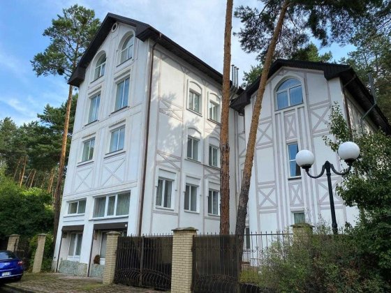 Клубний будинок в елітній локації Козин