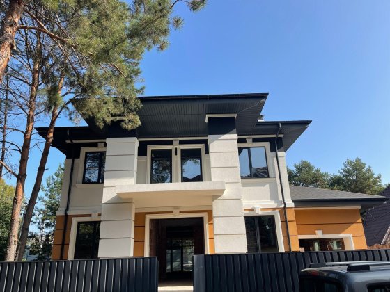 Козин. Б.Дамба-2 км. Современный дом с бассейном на участке с соснами! Козин