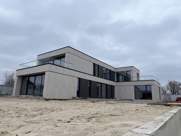 Продажа современного дома в городке с выходом на реку .Дамба - фото 1