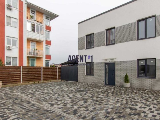 Продається таунхаус в центральній локації села Білогородка. Білогородка