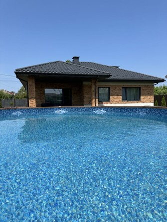 Одноповерховий будинок з дизайнерським ремонтом й басейном Білогородка - фото 1