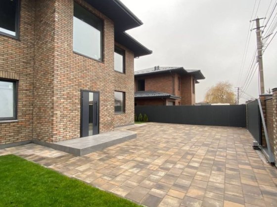 Будинок Гатне з великою ділянкою біля метро з чистовим ремонтом Гатне