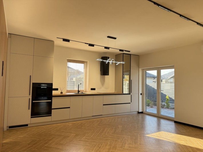 Новий будинок з ДУЖЕ якісним та сучасним  ремонтом - фото 1