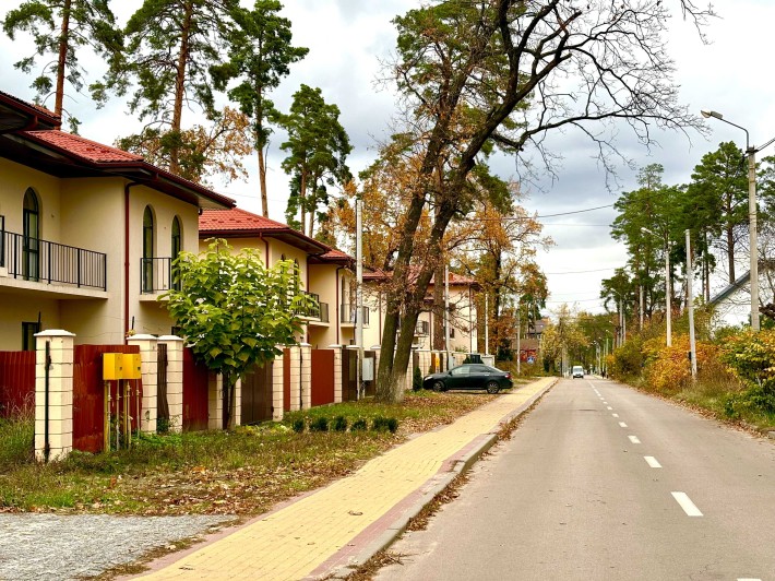 Таунхаус з частковим ремонтом в центрі. Поруч парк та озеро - фото 1