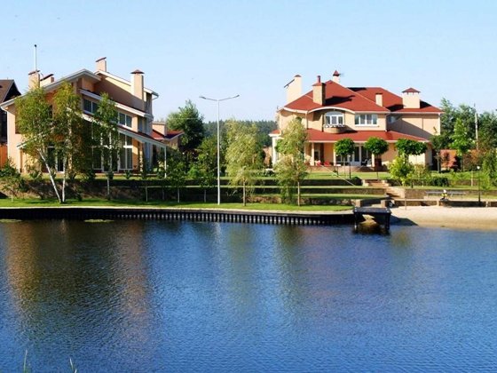 Конча-Заспа, Усадьба на берегу реки(3 дома,490+230+221), 50 соток. Козин