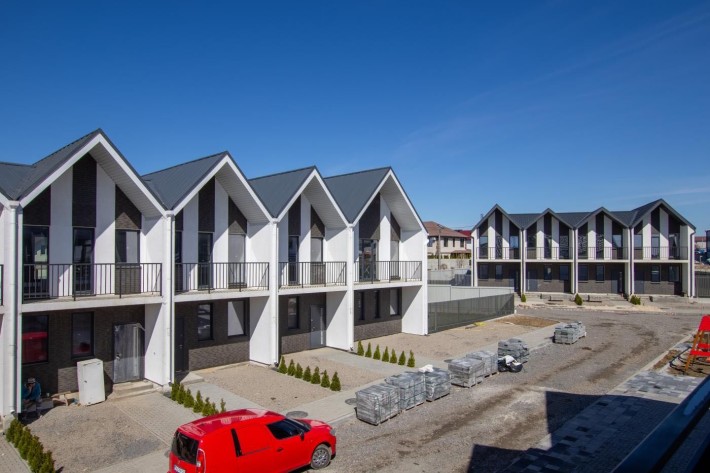 Сучасний комплекс таунхаусів у с. Святопетрівське - фото 1