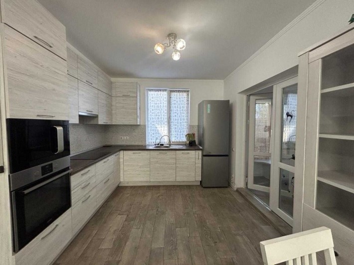 Будинок з ремонтом меблями та технікою в Білогородці Закрита територія - фото 1