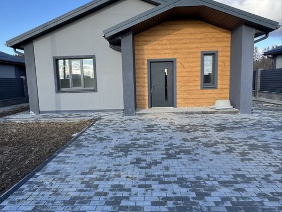 Одноэтажный кирпичный дом с газом на 7 сотках. 100 м2 и 3 комнаты. Ворзель