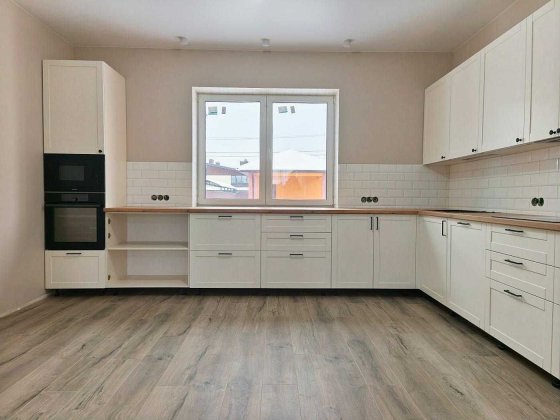 Будинок з ремонтом, гаражом і підвалом на ділянці 8 соток Білогородка Білогородка