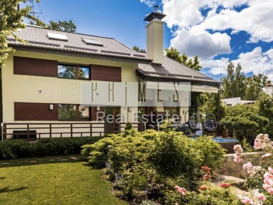 Унікальний будинок в Білогородці з цокольним поверхом та басейном Білогородка