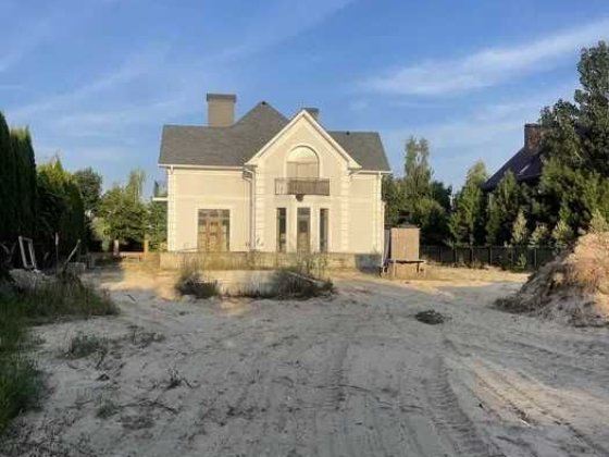 Просторий будинок з розведеними комунікаціями Вишенки