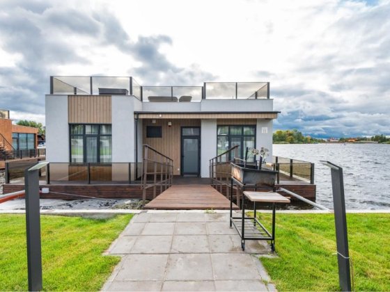 Будинок на плаву, КМ «Золоче», с. Вишеньки Вишеньки