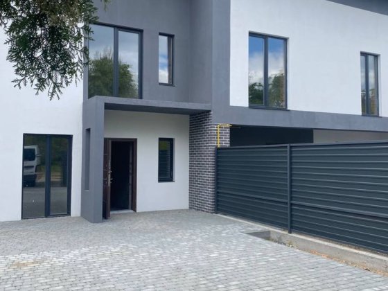 Цікавий, проект будинку на декілька входів для життя або бізнесу. Ворзель