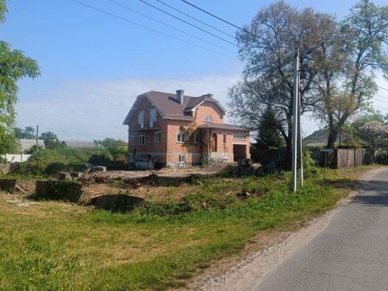 Дом кирпичный с участком . Вишенки