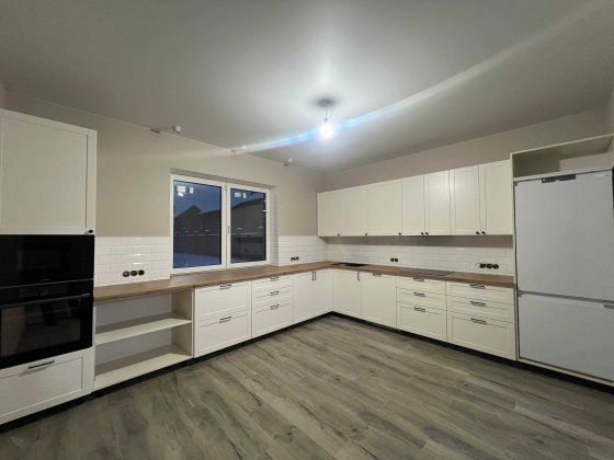 Будинок з ремонтом з гаражем та підвалом 160м2/8 соток Білогородка