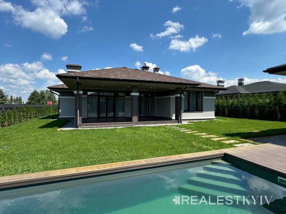 Новий будинок з дизайнерським ремонтом та басейном в КМ "Золоче" Вишенки