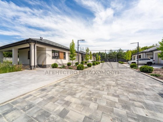 Чудові 4 окремі будинки на власній території Гнідин всі комунікації Гнідин