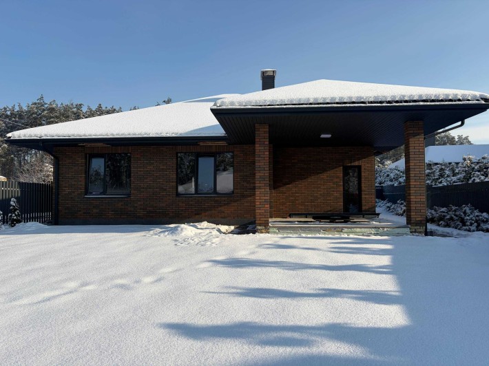 Дім для сім’ї з підвалом та зеленою ділянкою - фото 1