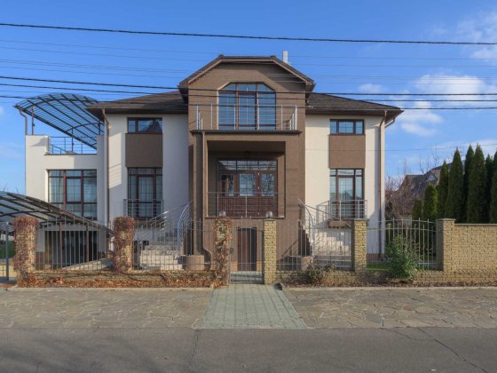 Будинок з бомбосховищем, с. Вишеньки, «Царське село», «Золоче» Вишенки