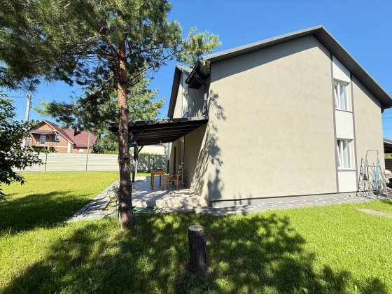 Сосни на ділянці, Новий Будинок в мальовничих Гореничах Гореничі