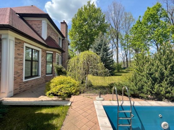 Продається розкішний будинок 460 м2 у с. Лісники з ділянкою 35 соток Лісники