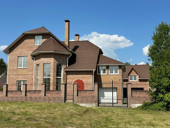 Продаж якісного будинку з гаражем, бомбосховищем, басейном Гореничи