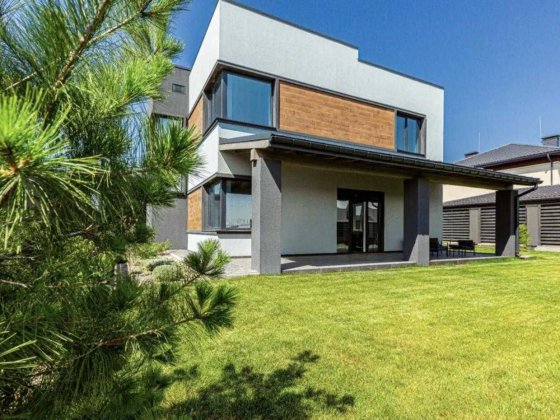 Будинок Лісниках з новим ремонтом, поруч з Equides club Лісники