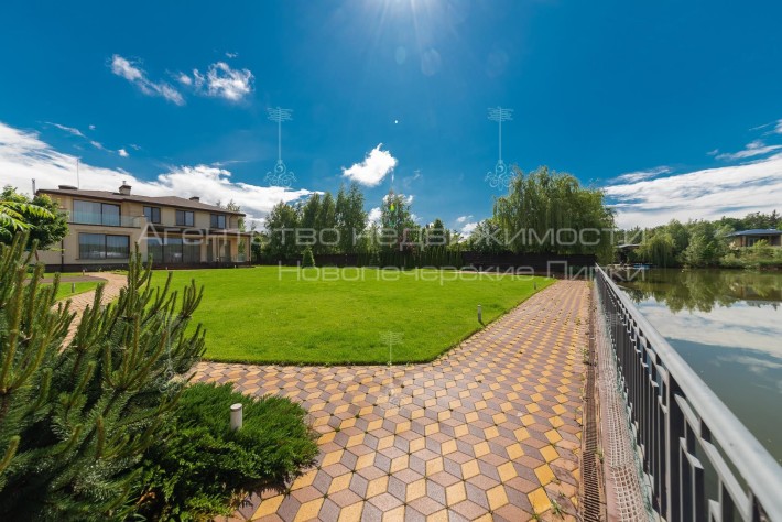 Продам шикарный  дом 450 м2 КГ Ясный Хутор Лесники на берегу озера - фото 1