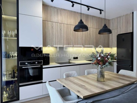 Віта Поштова сучасний таунхаус з дизайнерським ремонтом Віта-Поштова