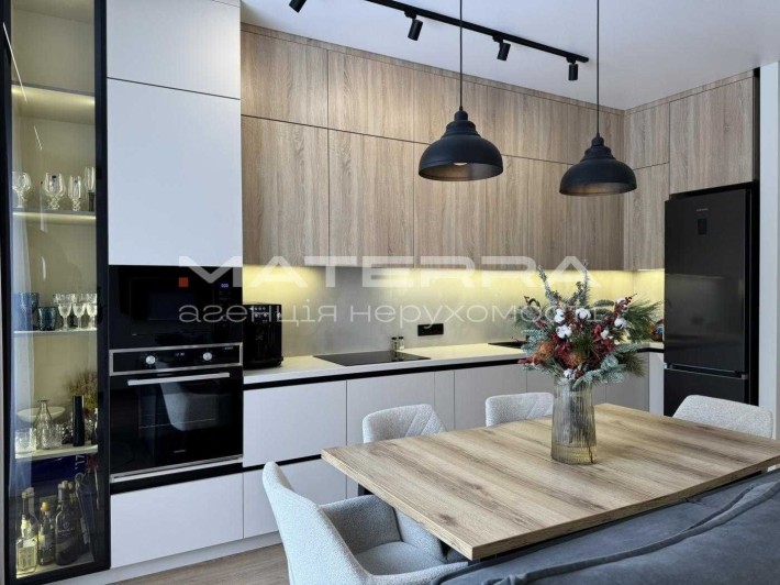 Віта Поштова сучасний таунхаус з дизайнерським ремонтом - фото 1