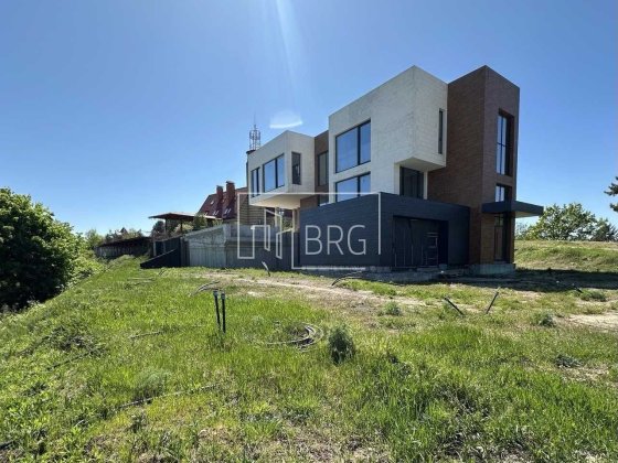 Современный дом с бассейном на террасе 74 сотки Лесники без комиссии Лесники