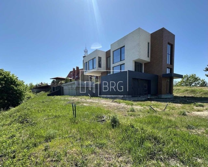 Современный дом с бассейном на террасе 74 сотки Лесники без комиссии - фото 1