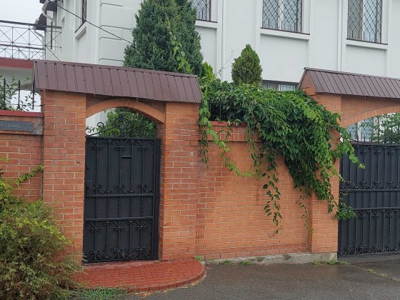 Європейської якості дім із сонячною станцією і басейном Гореничи