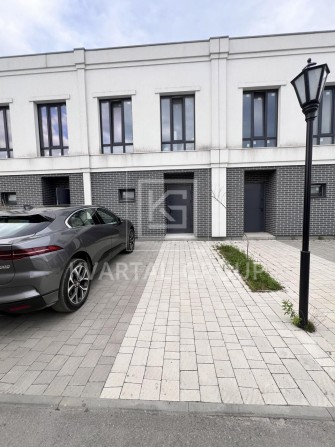 Сучасний таунхаус у Нових Петрівцях — КМ закритого типу Lake Kanevo - фото 1