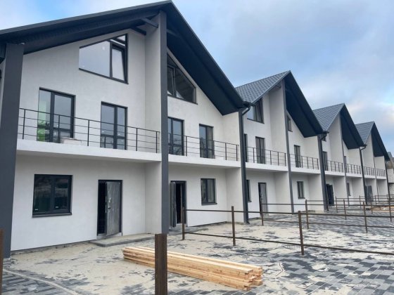 ПРОСТОРНЫЙ Таунхаус с мансардным этажом в ПОДАРОК. Стоянка