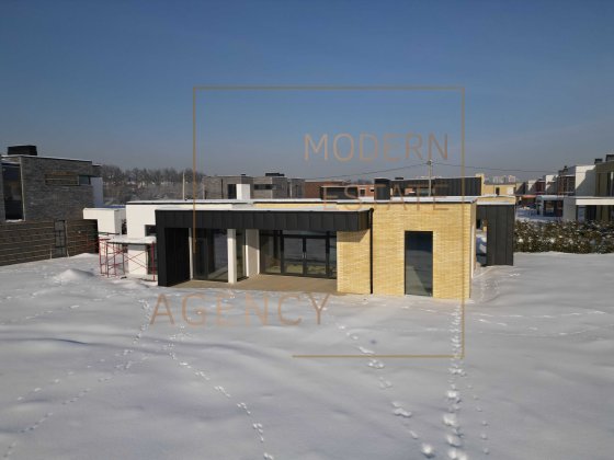 Будинок в стилі хайтек КМ з власною набережною в зданій черзі, Ірпінь, Стоянка