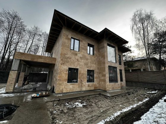 Преміальний будинок з великою ділянкою серед зелені Гореничи