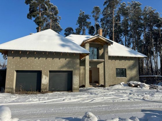Шикарний будинок в гарному місці. Дуже якісний. Стоянка