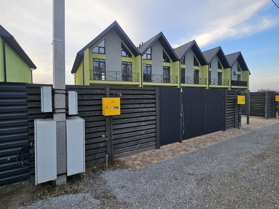 Таунхаус без ремонту біля річки Стоянка