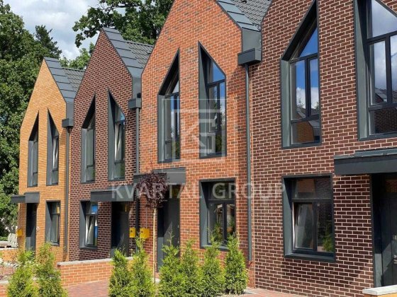 Сучасний таунхаус у закритому комплексі з власним подвір’ям Стоянка