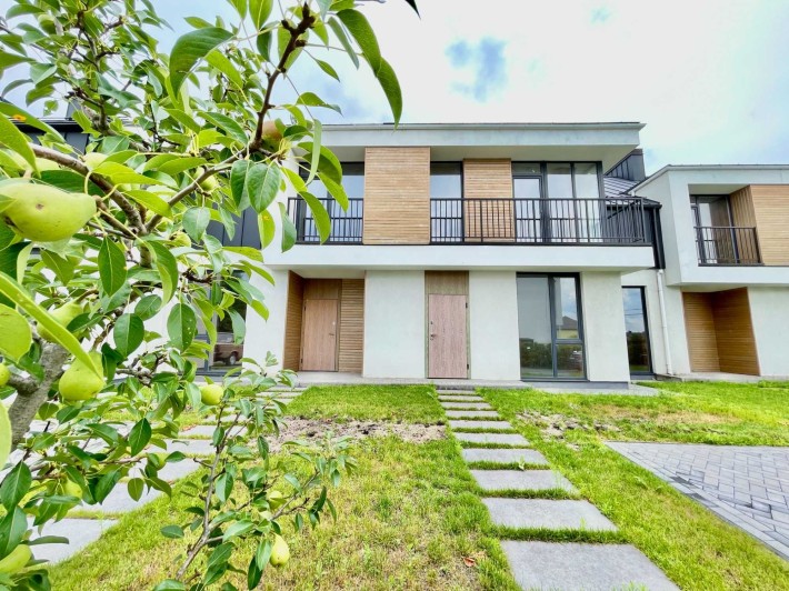 Продаж таунхасу в котеджному містечку, всі центральні комунікації - фото 1