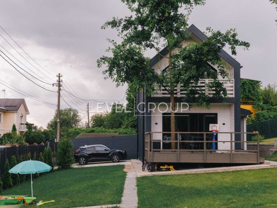 Пропонується сучасний будинок у затишному закритому кооперативі. Підгірці