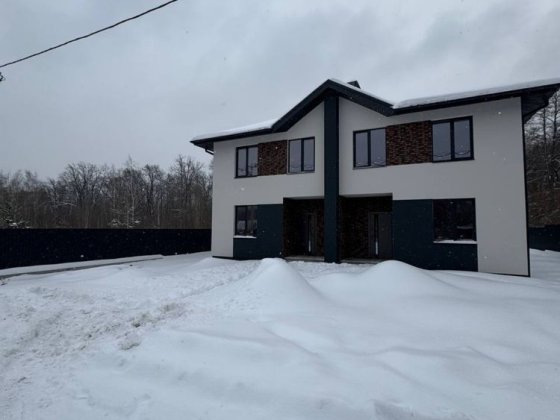 Дуплекс в Стоянці поруч з лісом . 4.5 сотки Стоянка