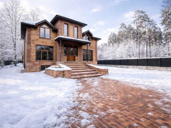 Котедж з цели 460м2 біля соснового лісу Стоянка