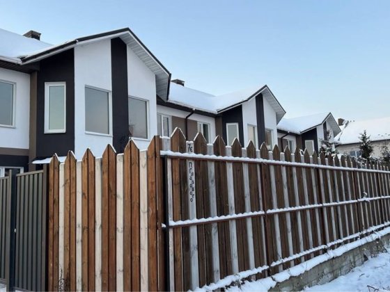 Таунхаус з розведенням електрики та газом в Стоянці Стоянка