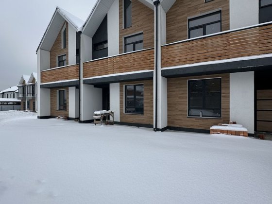 Таунхаус з власним двором . Є-Оселя Стоянка