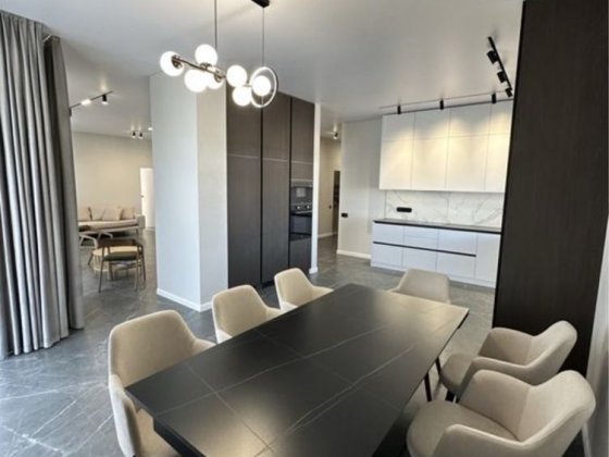 Будинок з новим ремонтом в закритому котеджному містечку з охороною Стоянка