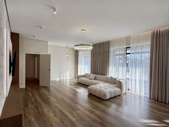 Продаж будинку з новим ремонтом. 14 соток, басейн, котеджне містечко. Стоянка