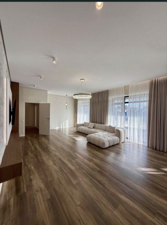 Продаж будинку з новим ремонтом. 14 соток, басейн, котеджне містечко. - фото 1